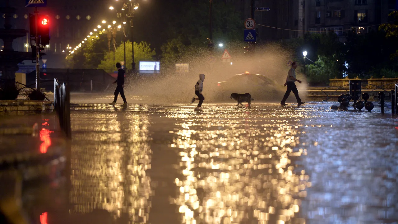 Administrația Națională de Meteorologie, informare meteo de furtuni pentru sudul și centrul țării, zonele de deal și de munte, până luni seară, la ora 21.00.