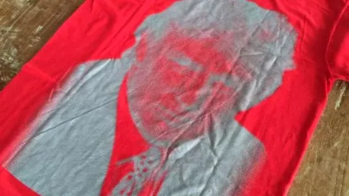 Suma fabuloasă plătită pentru un tricou cu chipul lui Donald Trump