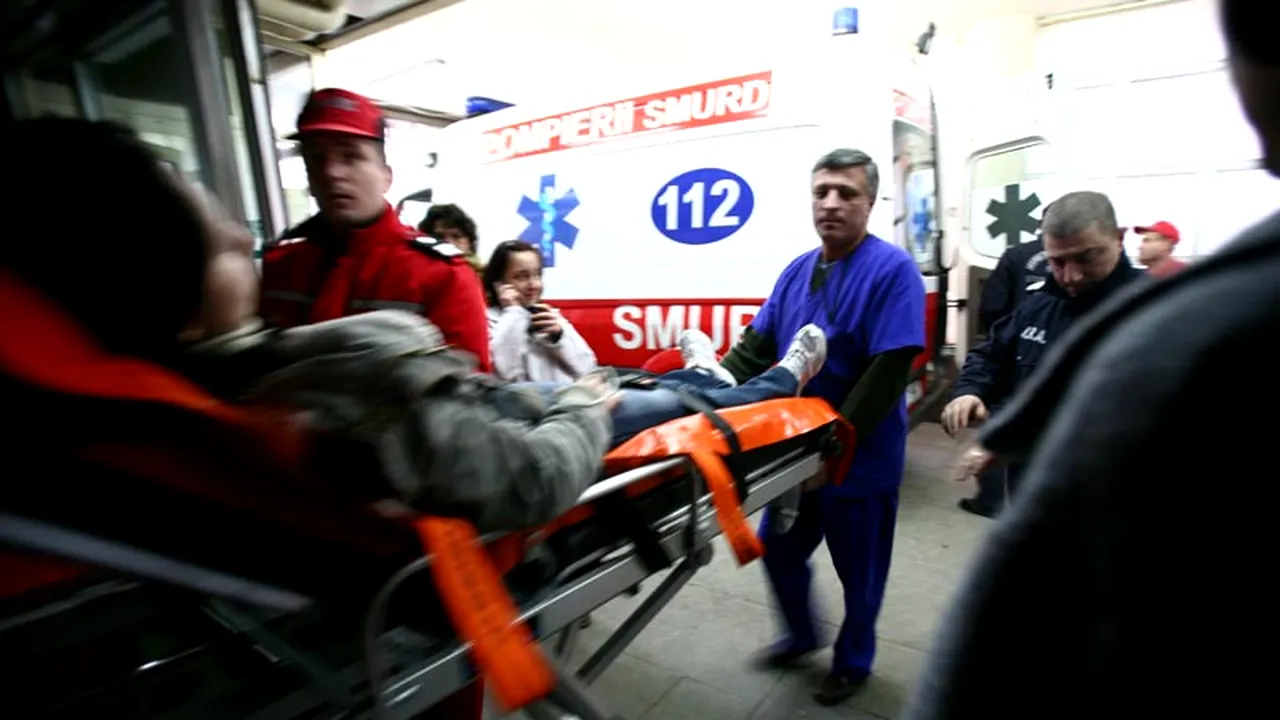 Paznicul unui liceu, bătut de doi tineri și aruncat peste gard, apoi lovit cu un par