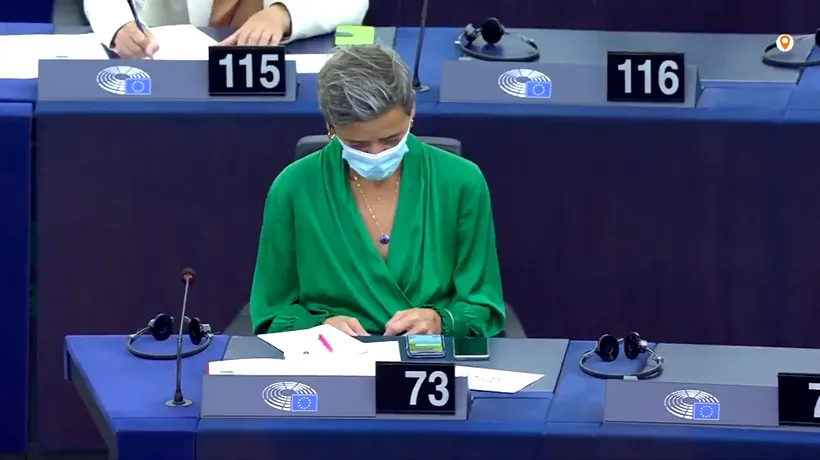 VIDEO | Margrethe Vestager, comisar UE, surprinsă tricotând în timpul discursului Ursulei von der Leyen