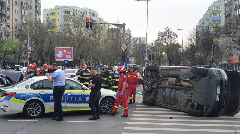 Accident grav în București. O ambulanţă SMURD s-a RĂSTURNAT după o ciocnire cu un autoturism