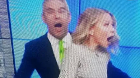 Moment jenant în direct: A vrut să-l ia de mână, dar în schimb l-a apucat zdravăn de organele genitale. Celebra prezentatoare, uimită de incident - VIDEO