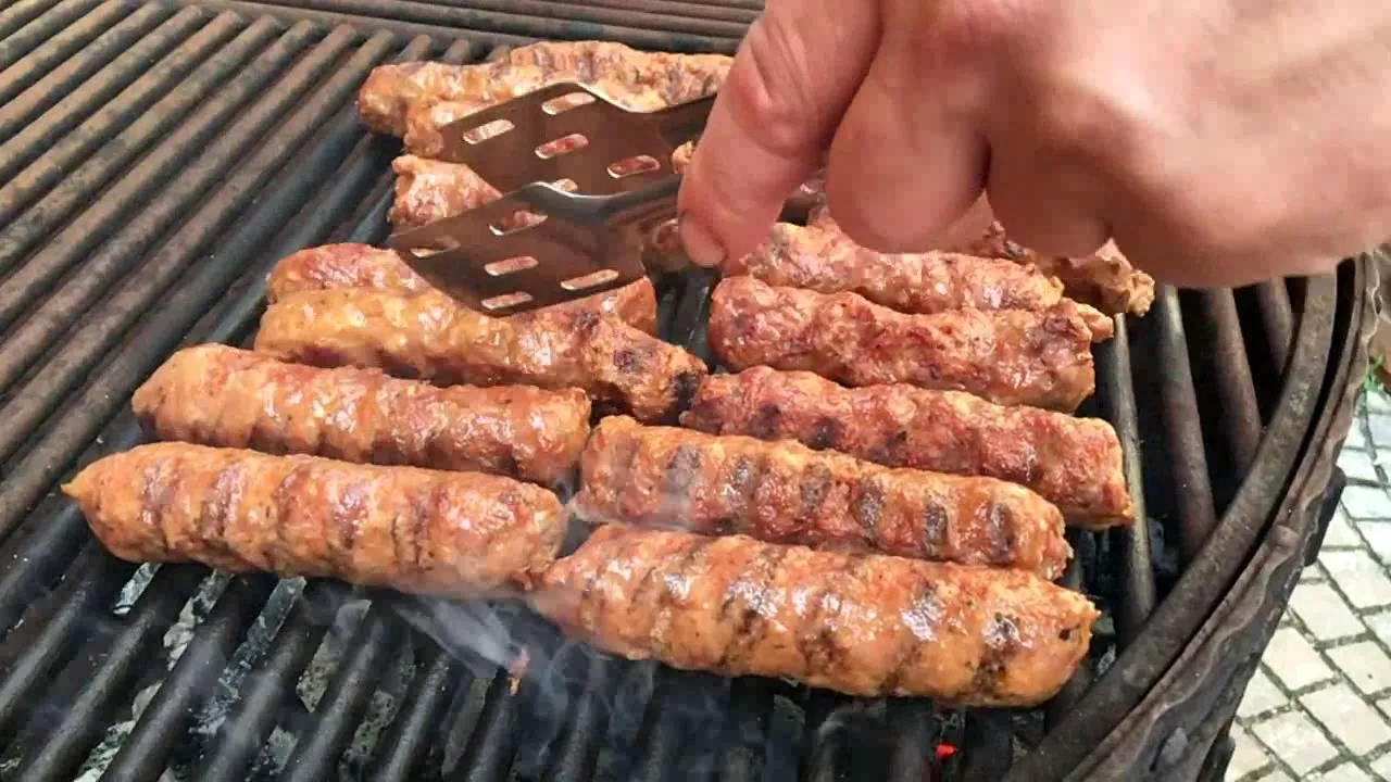 Pericolul din combinația „mortală” mici - bere. Medicii arată care sunt RISCURILE majore pentru sănătate