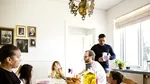 Țara în care oamenii nu mai iau masa în familie. Sufrageria este transformată în birou sau chiar sală de fitness