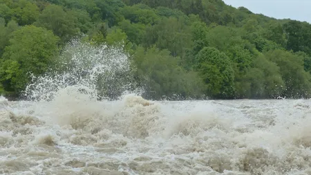 Avertizare hidrologică. Cod galben de inundaţii pe râuri din 9 judeţe