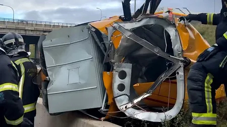 VIDEO | Elicopter prăbușit peste o mașină pe o autostradă spre Madrid. Pilotul a reușit să evite tragedia