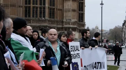 Pe ploaie și frig, românii și bulgarii din Marea Britanie au făcut front comun împotriva discriminării. Opriți-vă și cereți scuze! - GALERIE FOTO