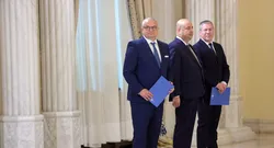 Cei trei noi judecători ai Curții Constituționale au depus jurământul, la Palatul Cotroceni, în prezența președintelui și a premierului