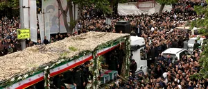 Mii de oameni participă la funeraliile președintelui Iranului /RUSIA atribuie Statelor Unite responsabilitatea pentru accident