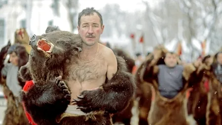 Povestea ursului care i-a adus româncei Alecsandra Drăgoi titlul de Cel mai bun tânăr fotograf al anului: „Fără tradiții, un popor își pierde identitatea ușor