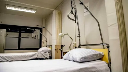 Un bărbat a fost declarat decedat din cauza Covid-19 de cadrele medicale. Reprezentantul firmei de pompe funebre spune că l-a ridicat pe bărbat din baie