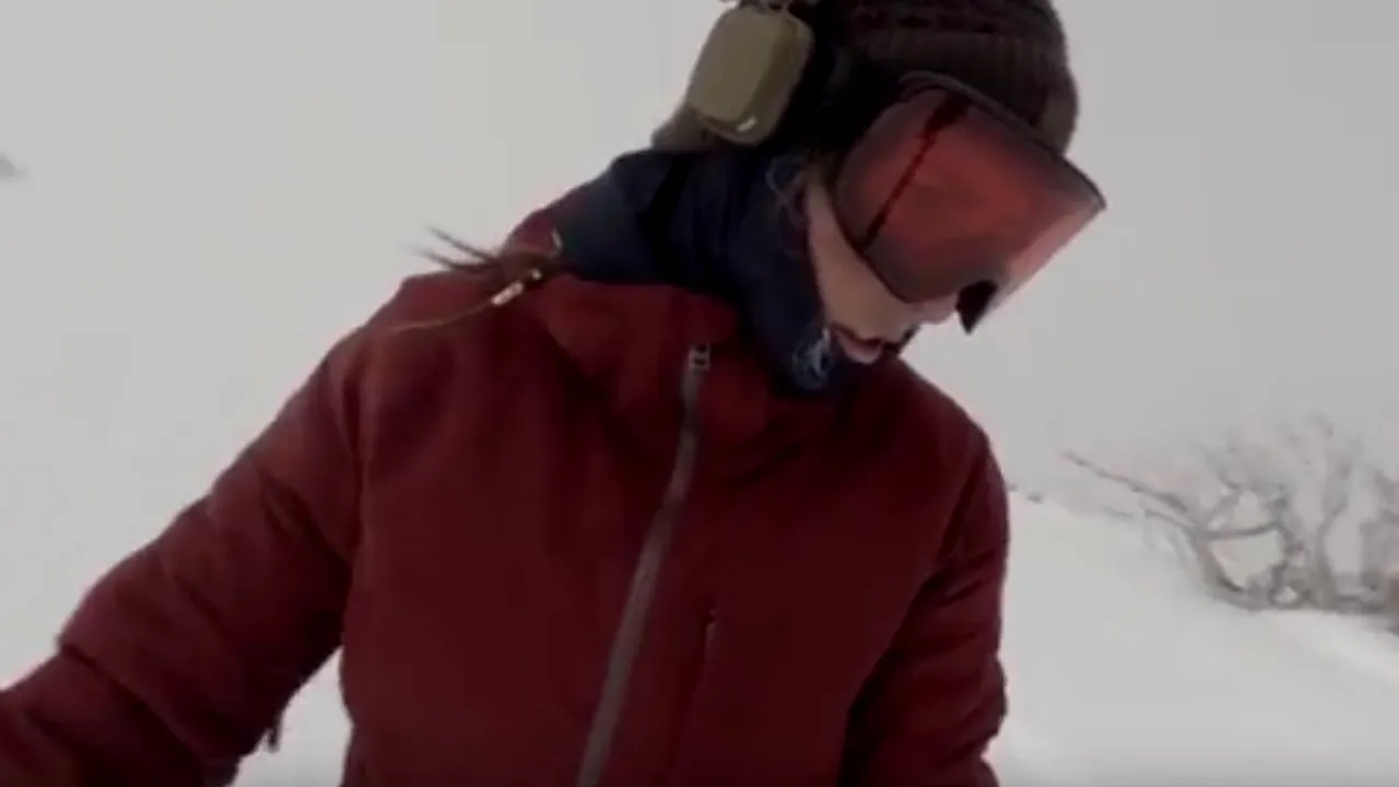A urcat pe snowboard și s-a filmat în timp ce cobora. Când a văzut înregistrarea, a înlemnit: 