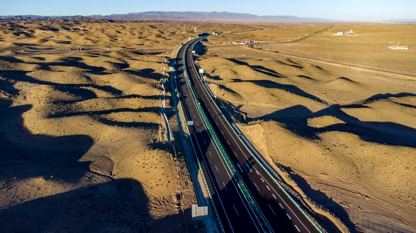 Cea mai lungă autostradă care traversează un deșert a fost deschisă. Unde este localizată