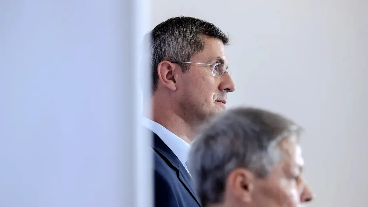 Cine votează USR, alege să dea votul unor moștenitori ai securității. Istoric: ”Sunt vrăjiți, dar ce se va petrece când cortina o să cadă?”