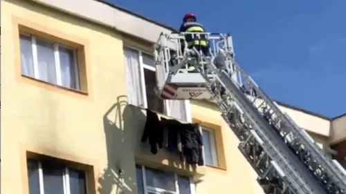 VIDEO. O mamă cu doi copii, salvați cu scara pompierilor, după ce un incendiu a cuprins un bloc din Pitești
