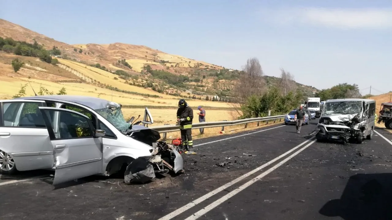 Nouă muncitori români, răniți într-un accident produs în Sicilia. O studentă italiancă a murit după ce a intrat cu mașina în microbuzul în care se aflau