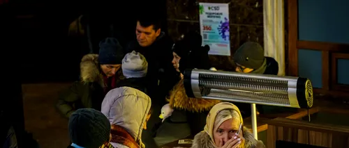 Mii de ucraineni disperați încearcă să se urce în „trenurile vieții” din gara Kiev