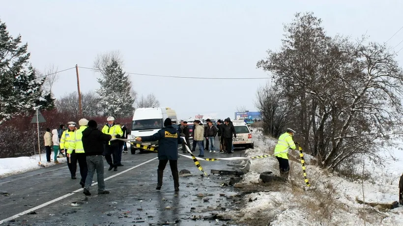 Un tânăr și o adolescentă din Suceava, grav răniți după ce au intrat cu mașina într-un cap de pod