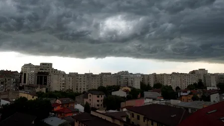 Vremea se înrăutățește din cauza unui vortex: Zonele din România în care vor fi averse torențiale cu descărcări electrice