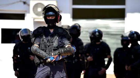 Percheziții la firme care au vândut alcool contrafăcut, prejudiciul fiind de cinci milioane euro