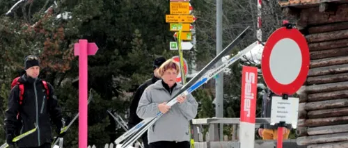 Angela Merkel a apărut pentru prima dată în public, sprijinindu-se în cârje, în urma accidentului la schi