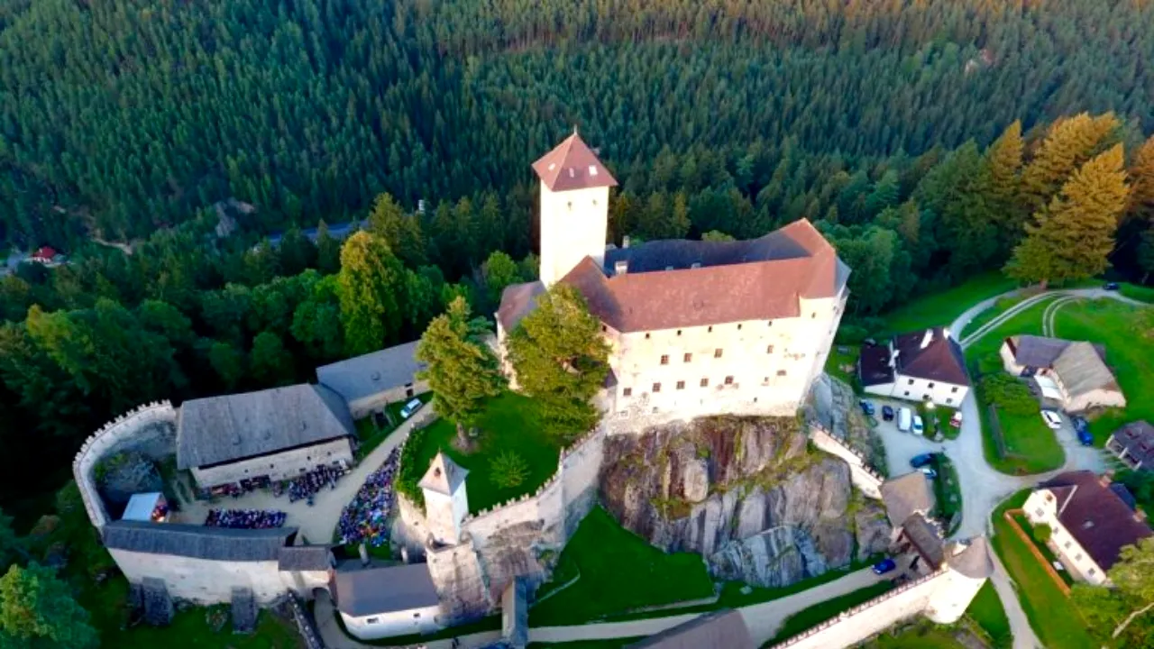 Cum a ajuns o comună din Austria celebră la nivel mondial oferind terenuri gratuite familiilor