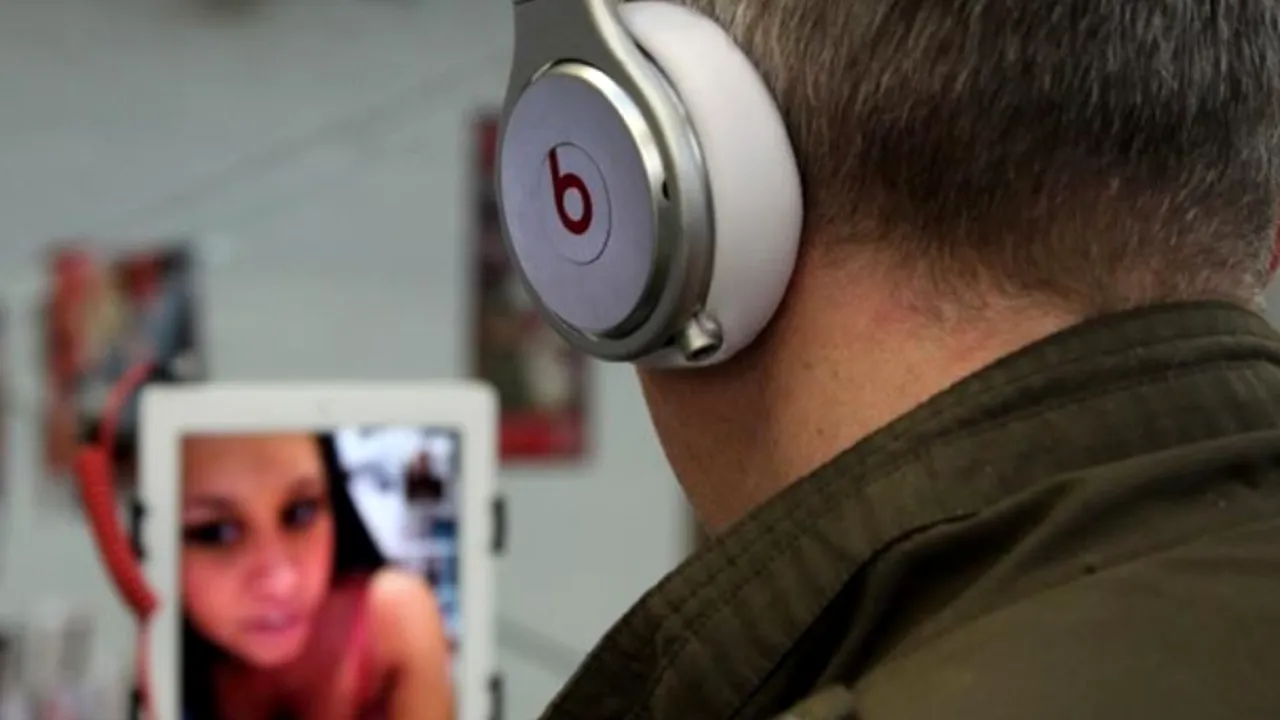 Elevă șantajată de un tânăr cunoscut pe o rețea de socializare. Acesta a primit peste 60 de euro și 2000 de lei