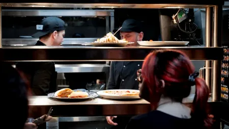 INOVAȚII alimentare: Ceai cu ambalaj comestibil și înghețată din Paw-Paw. Studenții români se întrec pentru Paris