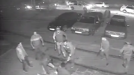 Taximetriștii din Galați care au bătut cu bestialitate un tânăr, cercetați în stare de libertate
