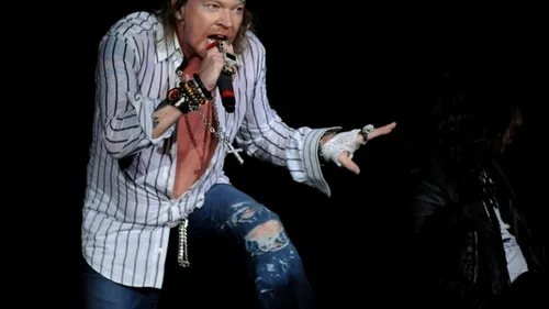 Guns N''Roses in Bucharest: Axl Rose in the capital city with the world''s biggest meat rolls