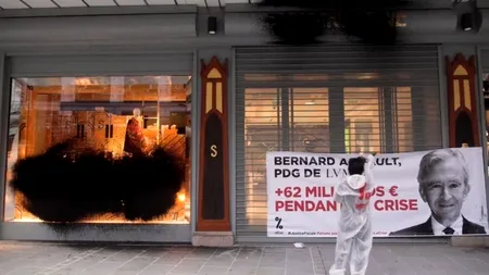 Magazin din centrul Parisului, vandalizat cu vopsea neagră de protestanții anticapitaliști, pe motiv că patronul e prea bogat