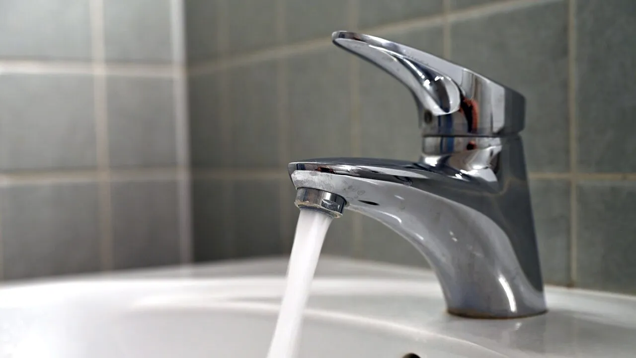 Alertă sanitară în Prahova. APĂ contaminată cu arsen în două comune. Locuitorilor li s-a interzis să o mai consume