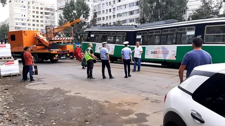 Un tramvai a deraiat în Iași, după impactul cu o mașină. Șoferul a virat brusc la stânga, chiar la intrarea într-o stație (FOTO-VIDEO)