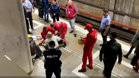 VIDEO. La un pas de tragedie. O tânără a căzut pe șinele de la stația de metrou Piața Unirii / Cum a reușit să scape cu viață