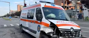 Ambulanță implicată într-un accident pe o stradă din Severin