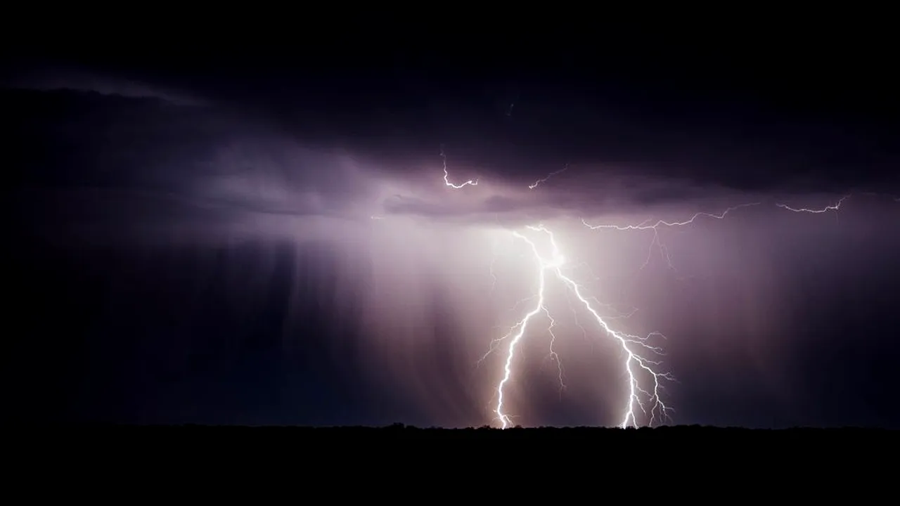 METEO. Cod galben de furtuni în 27 de judeţe din țară / Cum va fi vremea în Capitală