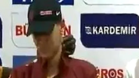 Fotbalistul Emmanuel Eboue, de la Galatasaray, surprins în ipostaze tandre cu un coechipier chiar în timpul unei conferințe de presă