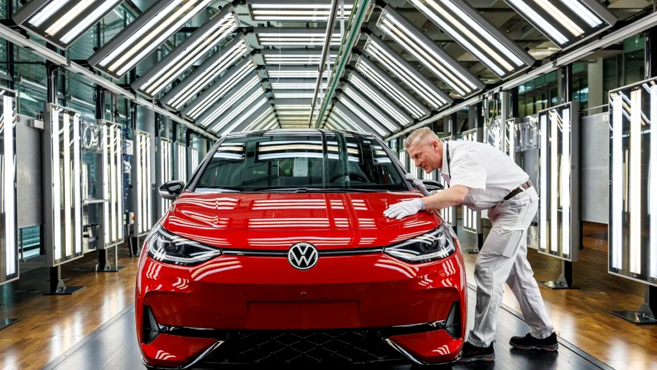 Mașina care te spionează. Unul dintre cei mai mari producători auto europeni introduce și în România colectarea și utilizarea datelor de senzori și imagine