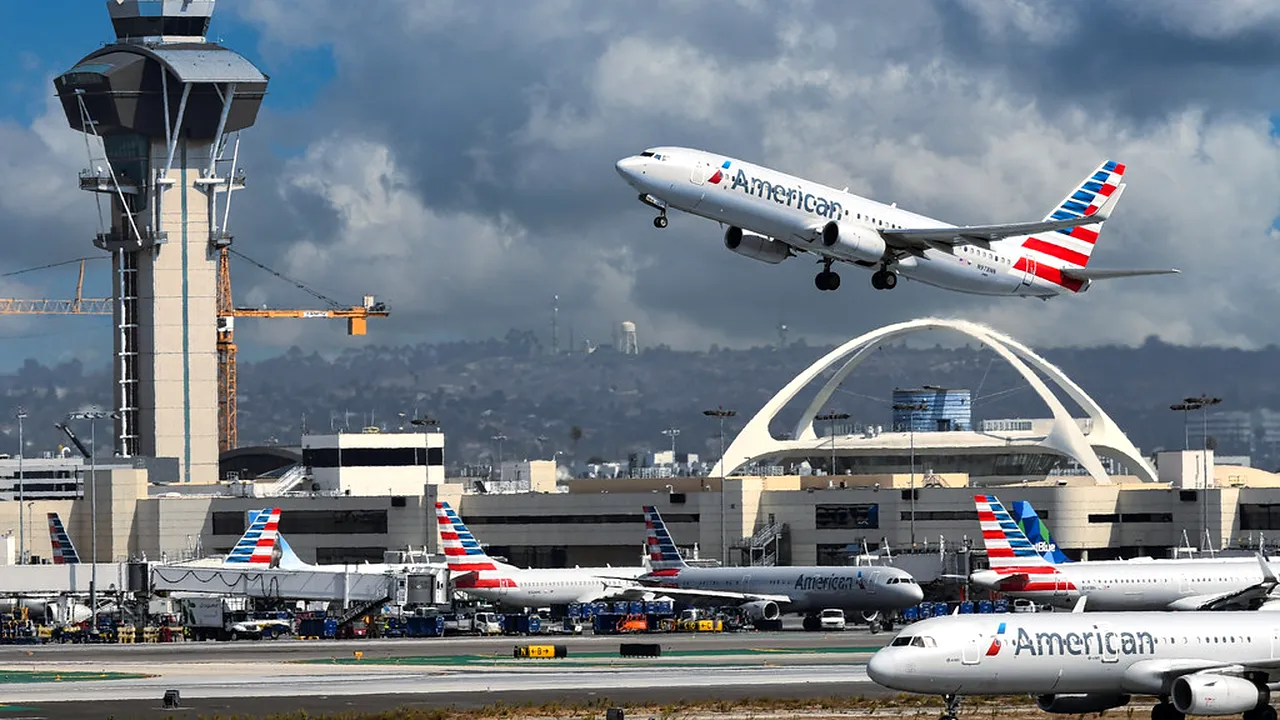 A sărit din avionul care se pregătea de decolare. Cine este pasagerul care a dat alerta pe cel mai mare aeroport din Los Angeles