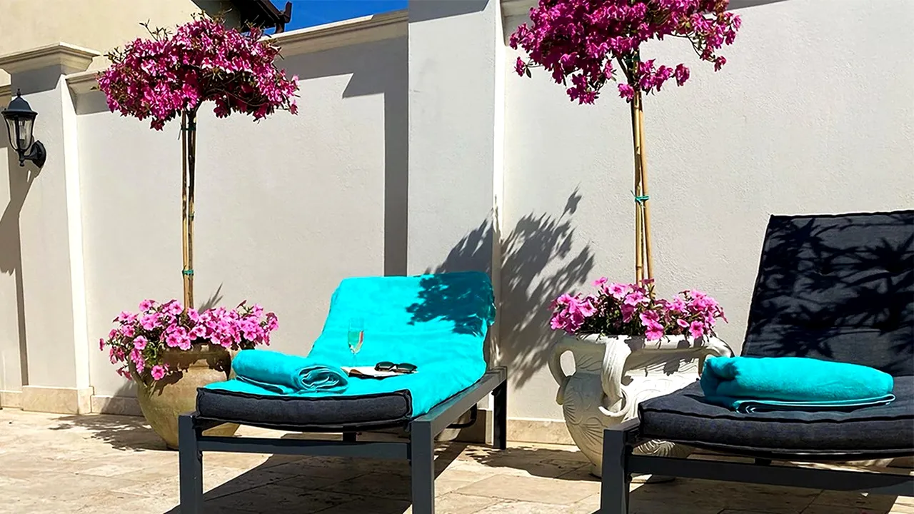 Cum s-a RĂZBUNAT o turistă sătulă să găsească șezlongurile ocupate de prosoape! „Misiune îndeplinită”