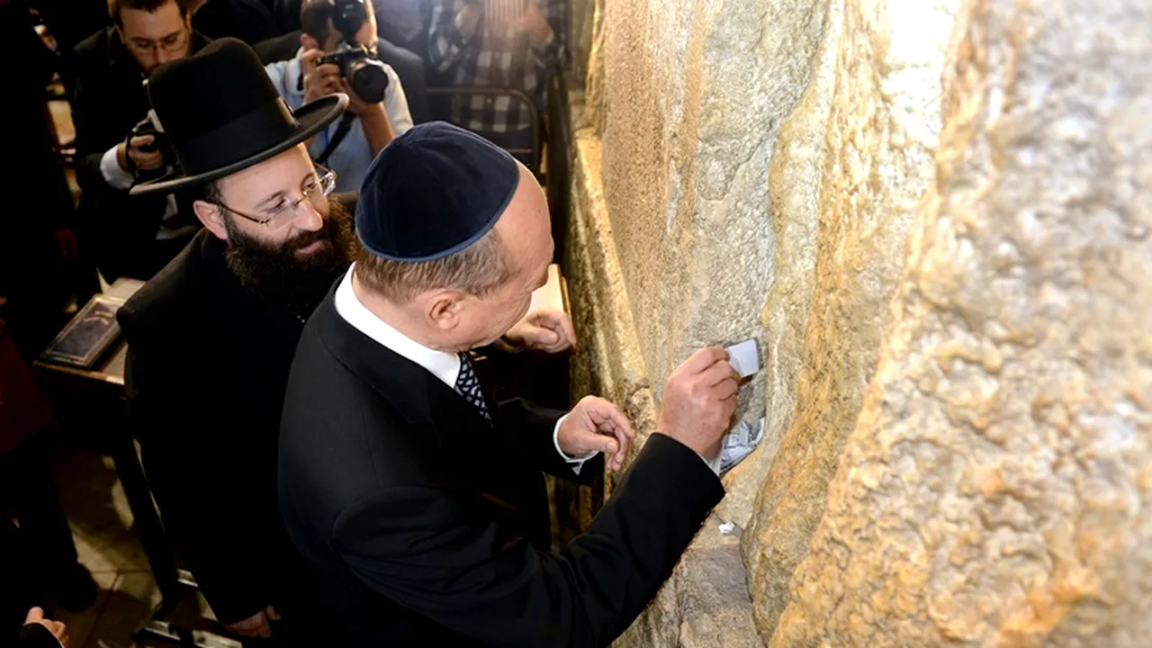 Confesiunile lui Băsescu, la Tel Aviv. „Ce m-am rugat la Zidul Plângerii în 2009 s-a împlinit. Ce alertă va fi acasă dacă se împlinește și acum!
