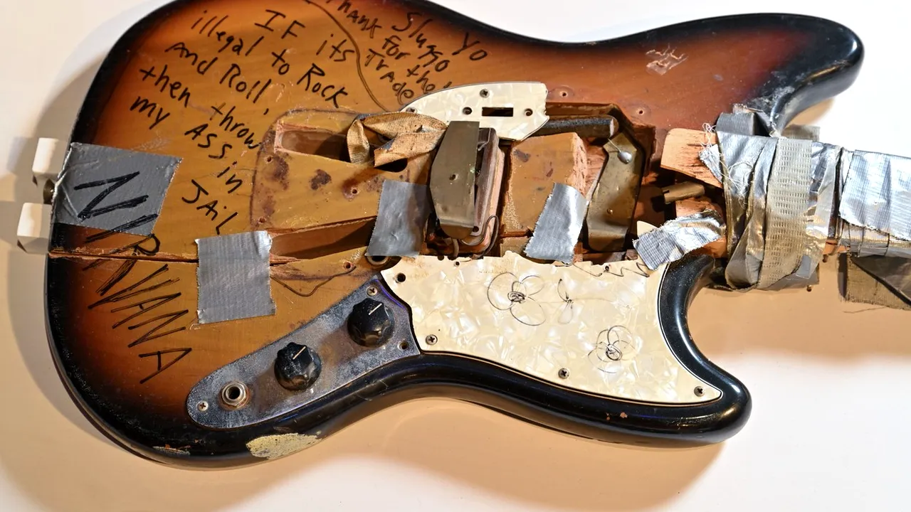 O chitară ruptă care i-a aparţinut lui Kurt Cobain, scoasă la licitație, alături de o pereche de ochelari purtați de John Lennon
