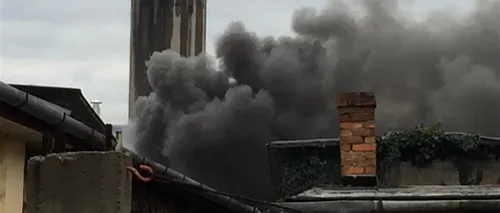 Incendiu devastator la un depozit de încălțăminte din Oradea. Pompierii intervin cu zece autospeciale