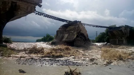 Imagini de coșmar în Brașov: Un pod de cale ferată s-a prăbușit în râul Tărlung. VIDEO