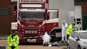 Zeci de cadavre au fost găsite în remorca unui camion în SUA. În ce condiții s-a produs tragedia