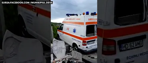 VIDEO | O ambulanță a distrus mai multe morminte într-un cimitir din Deva, după ce șoferul a uitat să tragă frâna de mână