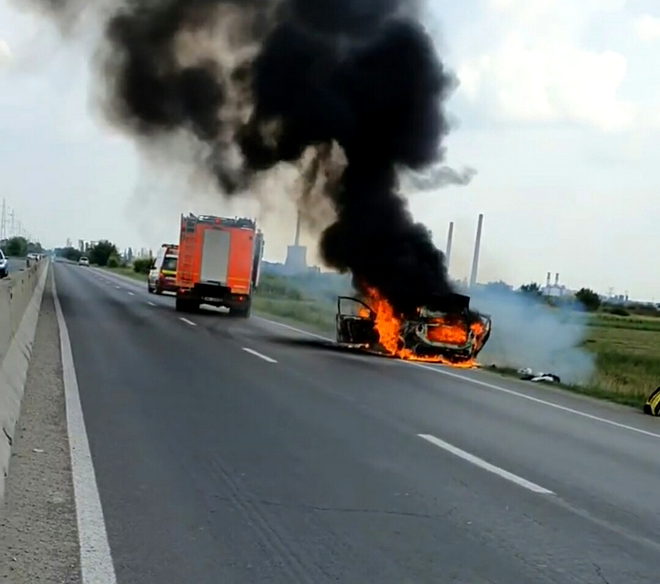 Ghinion teribil pentru un șofer. Autoturismul i-a luat foc în timp ce se deplasa pe DN1, în apropiere de Ploiești.