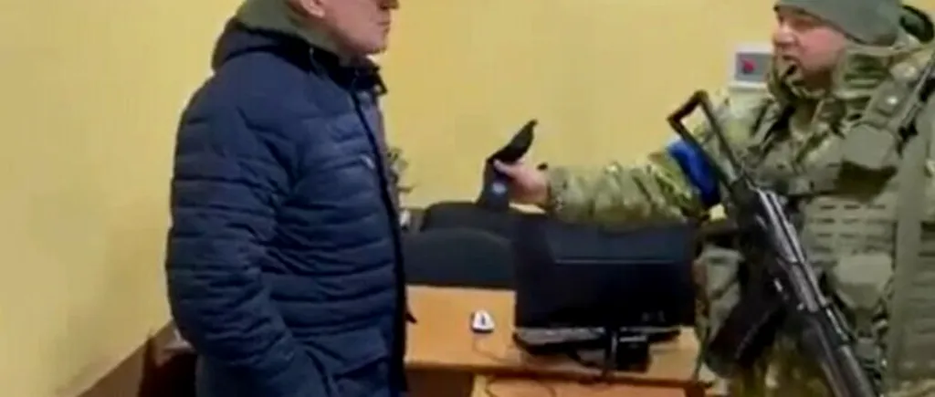 VIDEO | ”Salutări fierbinți și 30 de arginți”. Ambasadorul Belarusului la Kiev, umilit de grănicerii ucraineni