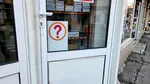 Afișul care a scandalizat Câmpia Turzii. Ce interdicție au pus proprietarii într-un magazin