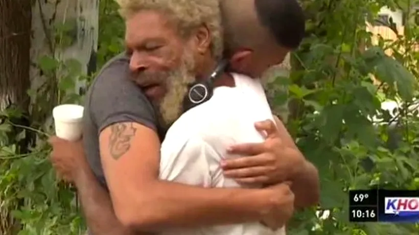 A trăit o viață pe străzi. După 37 de ani un tânăr s-a apropiat de el și l-a îmbrățișat. Ce surpriză a avut